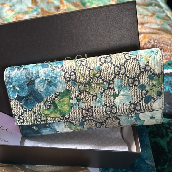 SOLD Like New GUCCI Bloom Long Wallet - Picture 2 of 10